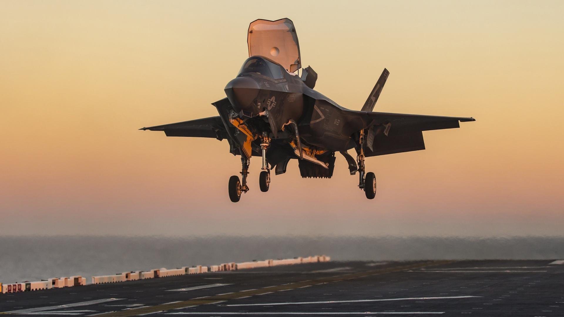 女子蝶泳赛场再现张雨霏风采，张雨霏晋级蝶泳决赛视频